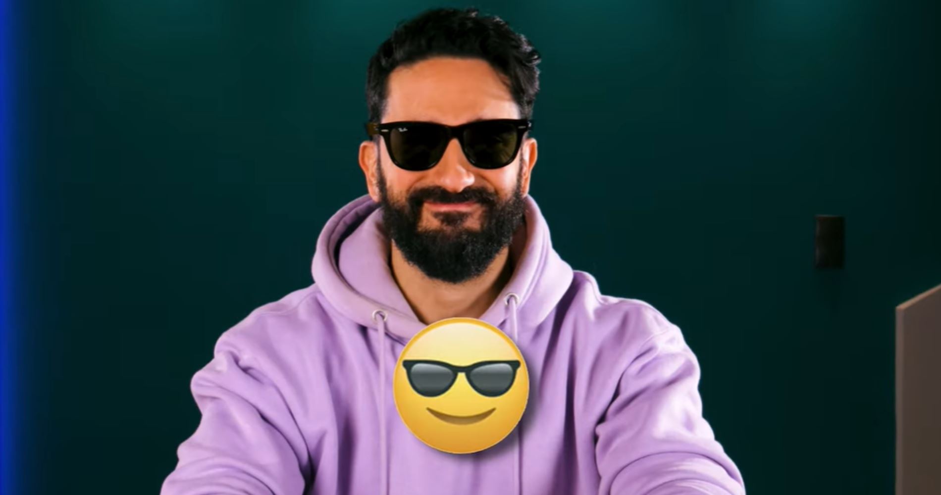 Πώς θα ήταν η ζωή μας αν μιλούσαμε μόνο με emoji, σύμφωνα με τον Διονύση Ατζαράκη