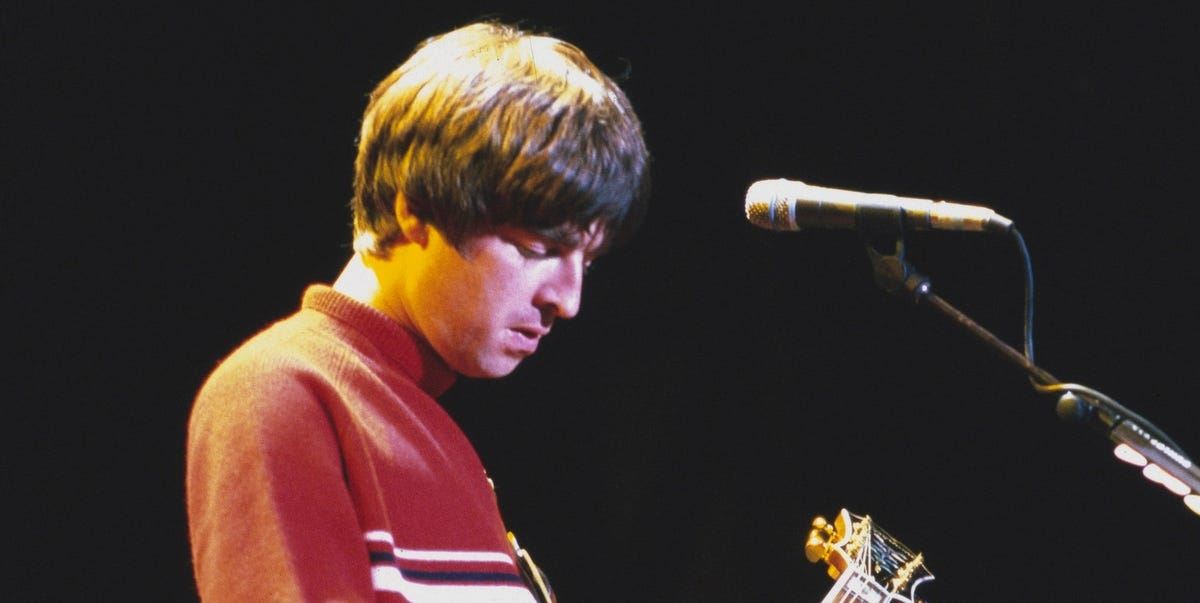 Η περίεργη ιστορία πίσω από το πουλόβερ που φορούσε ο Noel Gallagher σε θρυλική συναυλία των Oasis