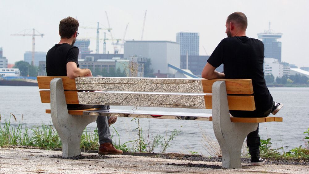 Ένα παγκάκι κοινωνικής αποστασιοποίησης σε καιρούς πανδημίας