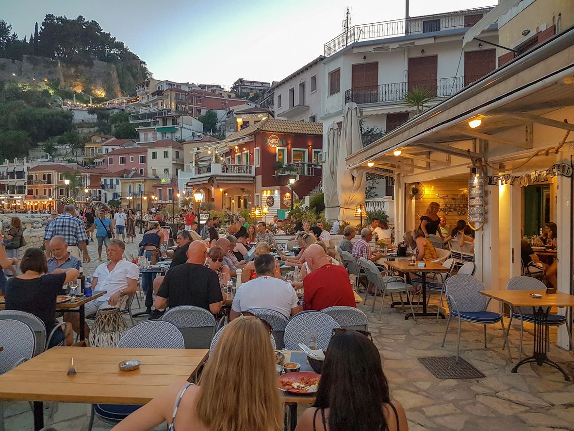 Νυχτερινή απαγόρευση και διακοπή μουσικής στην εστίαση τα επόμενα μέτρα