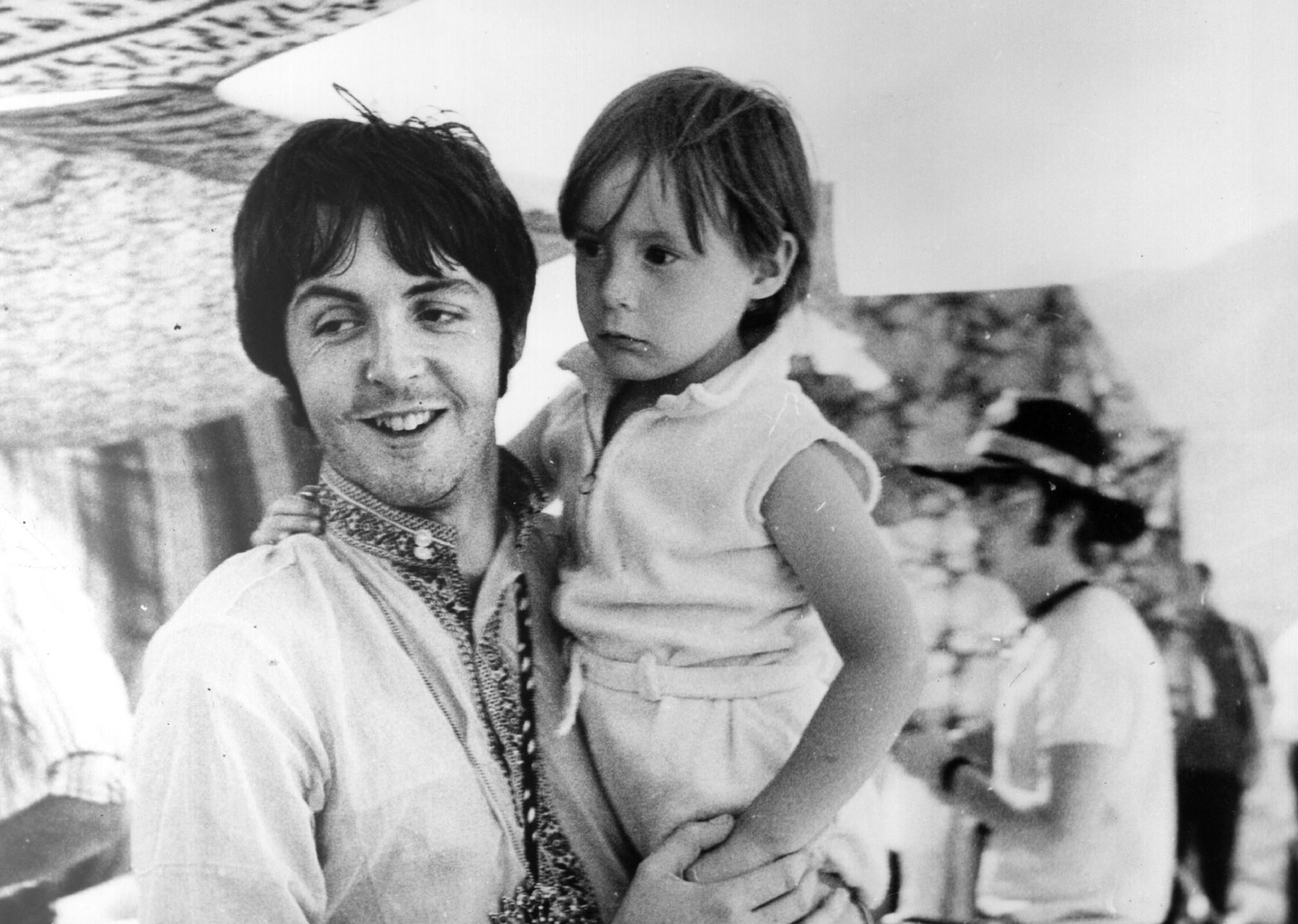 Η μυθική συνάντηση Julian Lennon και Paul McCartney σε ένα αεροδρόμιο