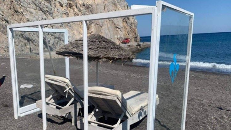 Ξαπλώστρες με πλέξιγκλας και αντισηπτικό