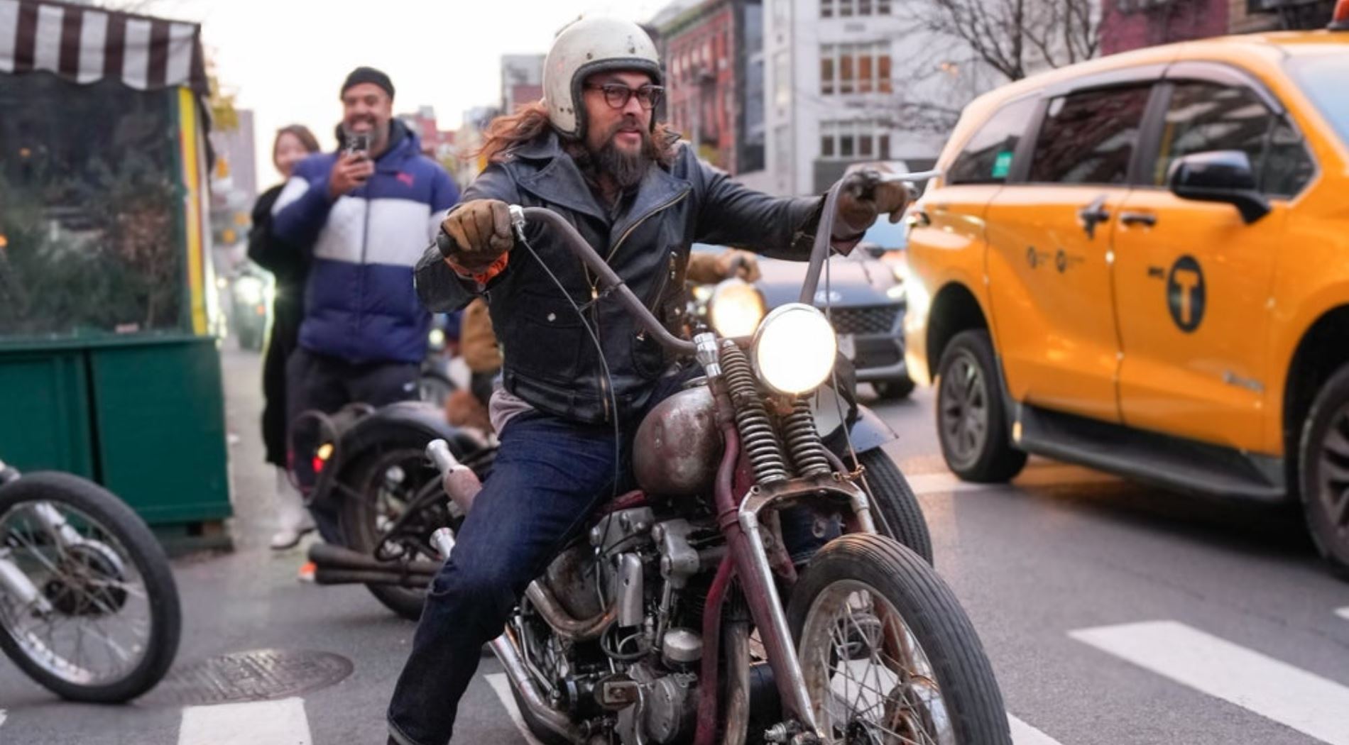 O Jason Momoa έβαλε το biker jacket που θα φορούσαμε και χωρίς μηχανή