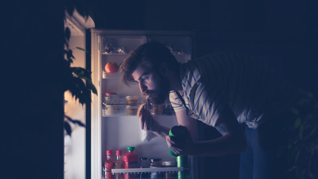 Ένα μικρό τρικ για να τρως λιγότερο το βράδυ