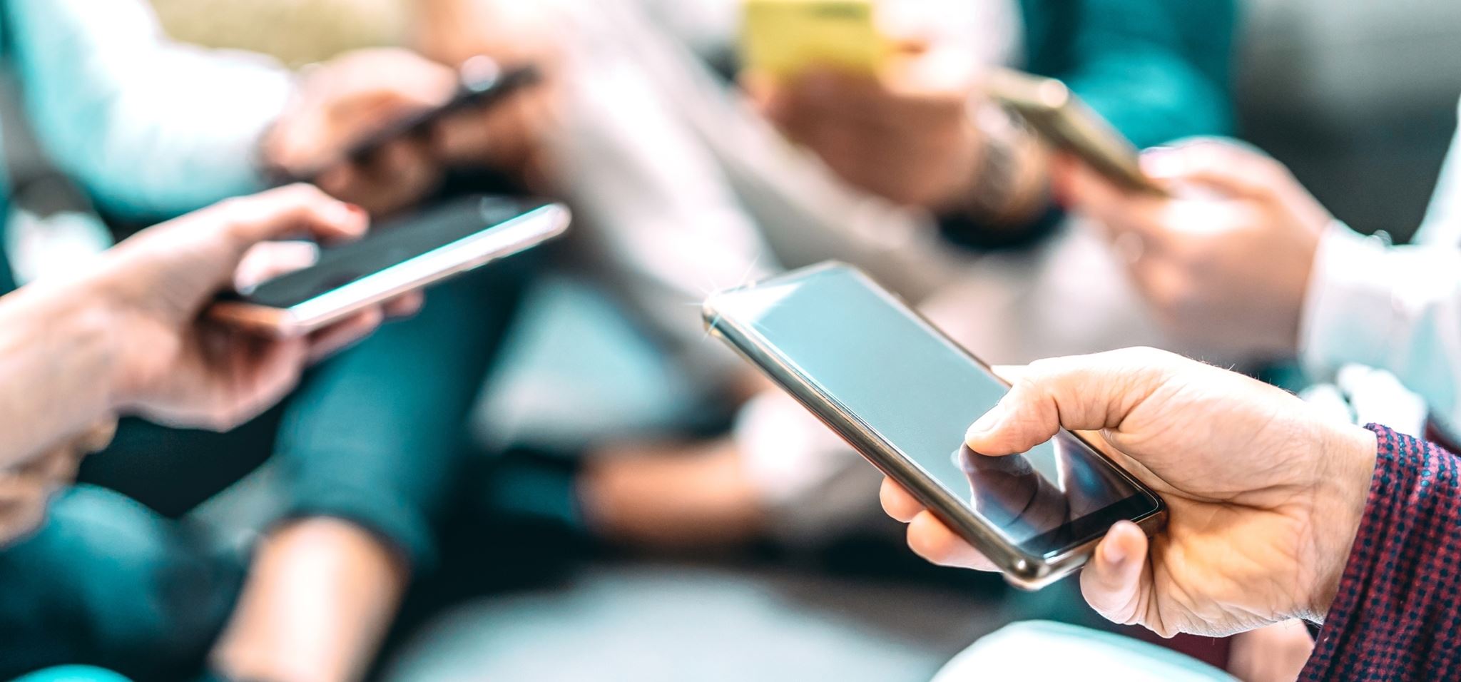 9 στους 10 Έλληνες 'καίγονται' στο κινητό, σύμφωνα με έρευνα