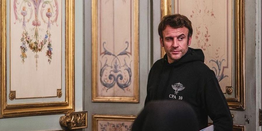 Το φούτερ του Emmanuel Macron έκανε τη δήλωσή του