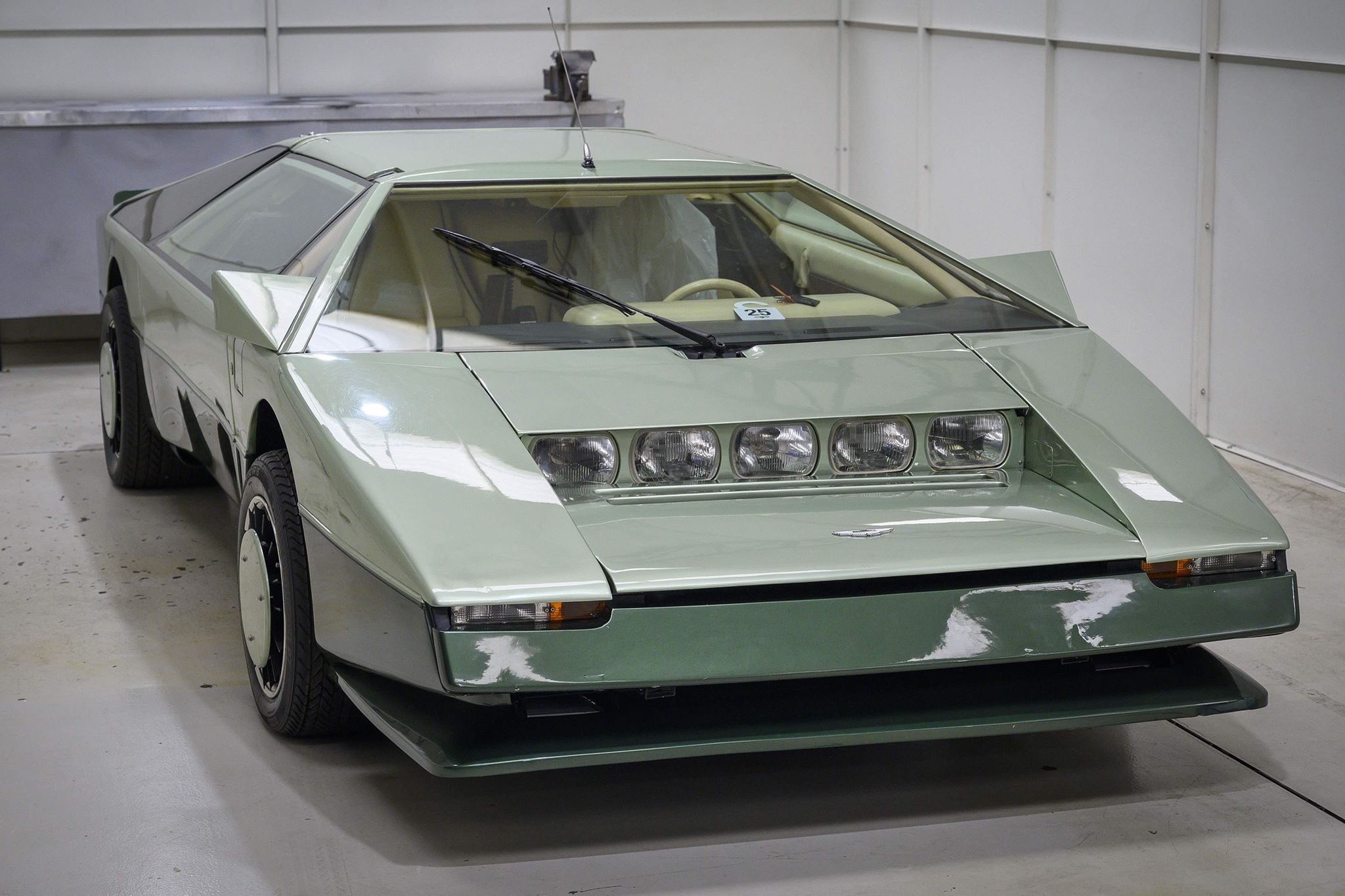 Η φουτουριστική αύρα της Aston Martin Bulldog