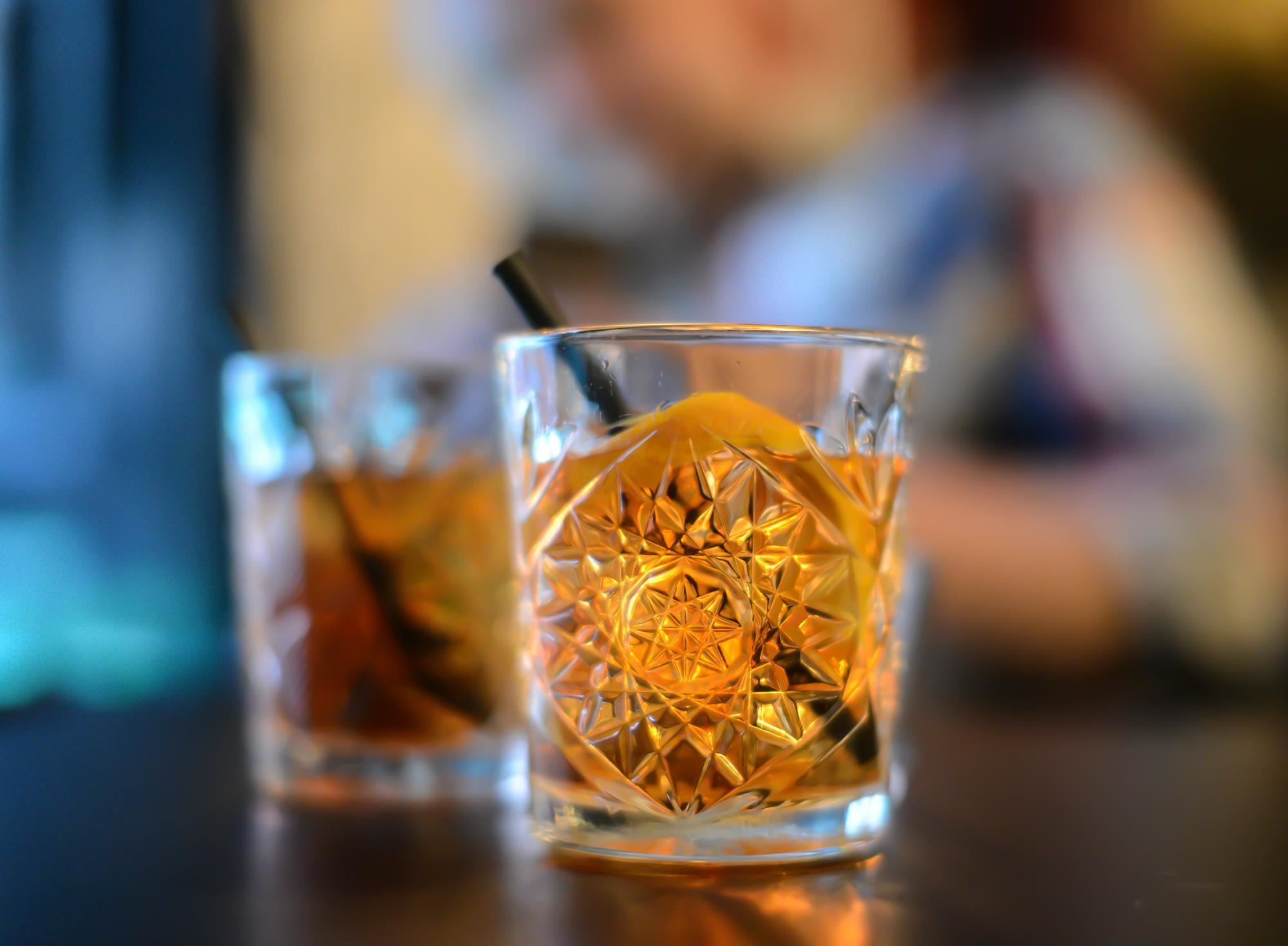 Κι όμως ένα Old Fashioned αναβαθμίζεται με ρούμι και mezcal