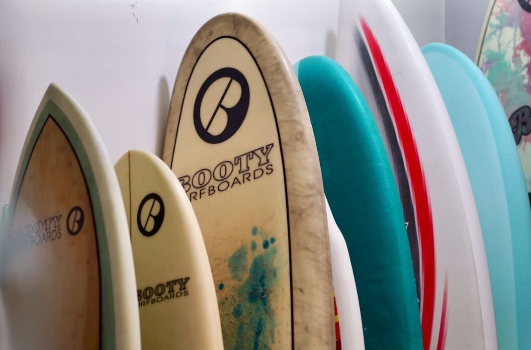 Η άνοδος του σερφ στην Ελλάδα και το 'σαφάρι' της σωστής σανίδας