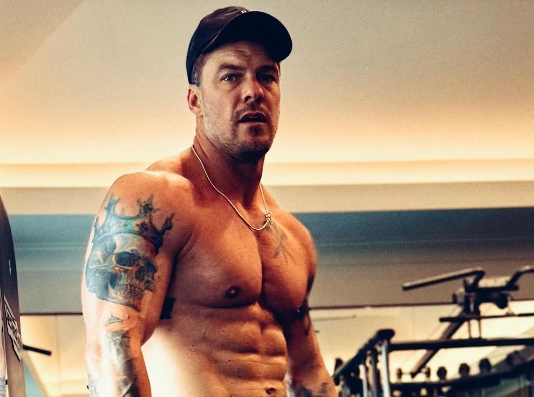 Ο Alan Ritchson μοιράστηκε στο Instagram τα tips του για γυμναστική και διατροφή