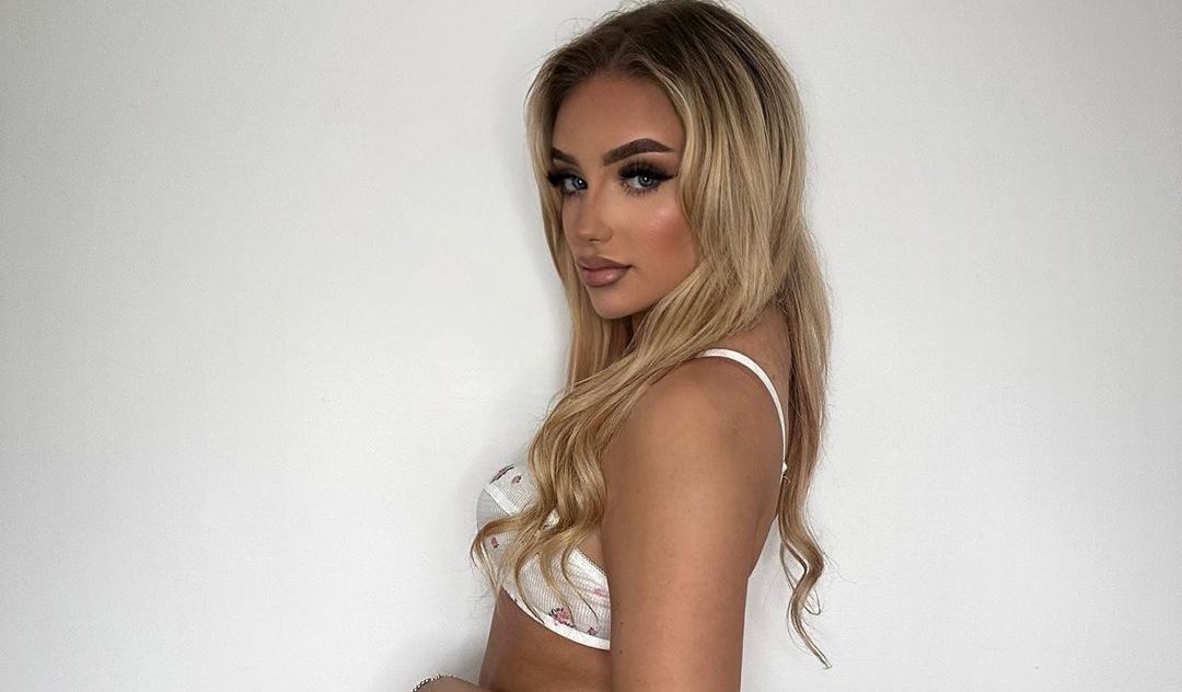 Victoria Thomas-Bowen, το μοντέλο του OnlyFans που έριξε μιλκσέικ στον Nigel Farage