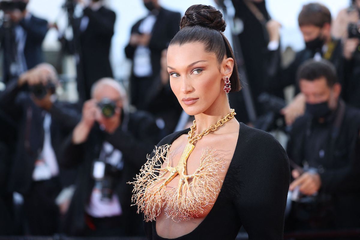 H Bella Hadid στηρίζει την πυρόπληκτη Ελλάδα