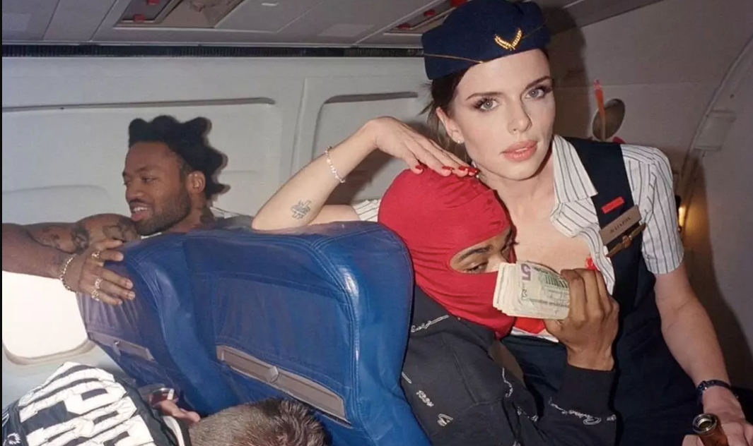 Julia Fox, τώρα και αεροσυνοδός