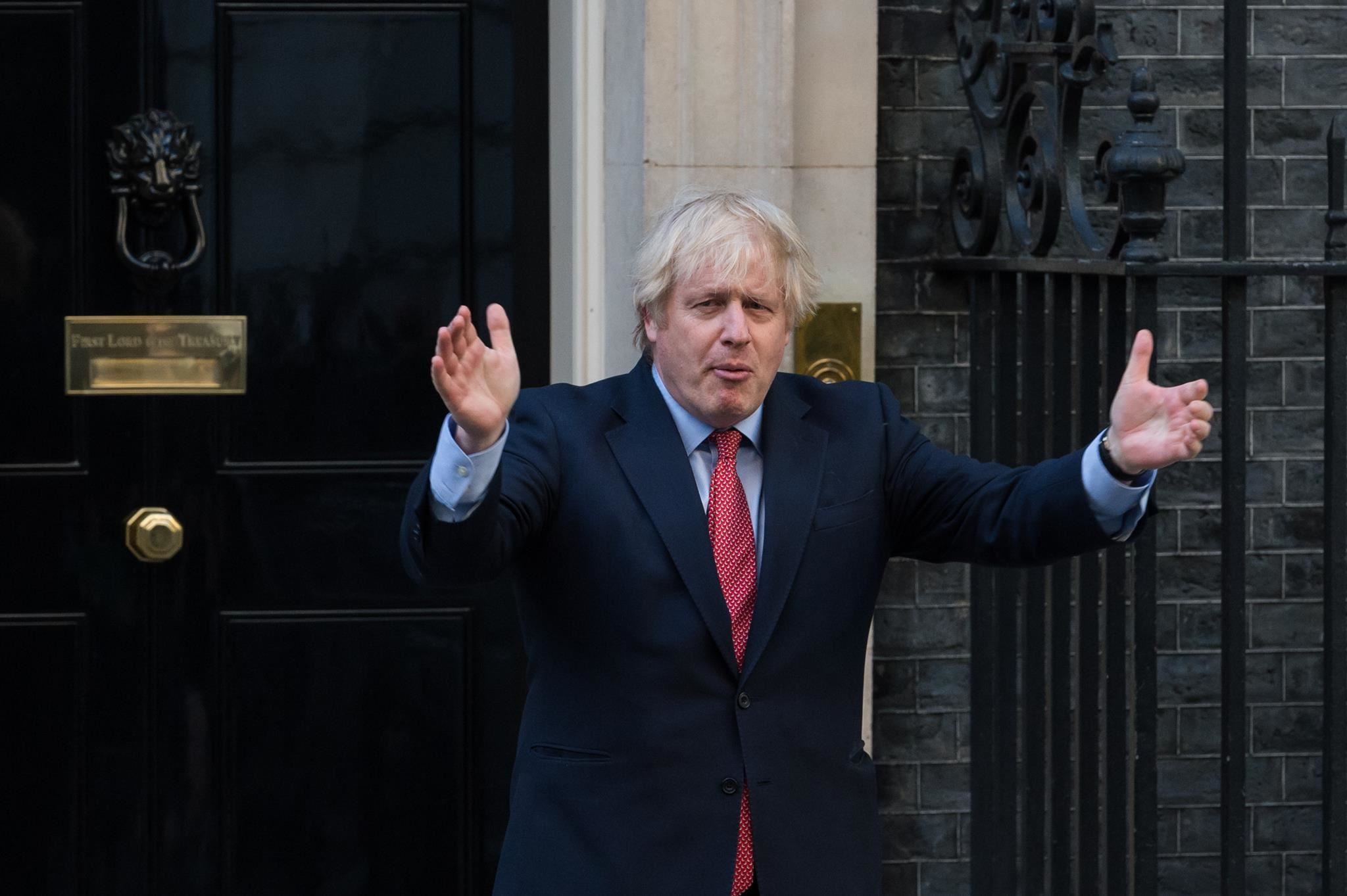 Ο Boris Johnson κάνει push-ups, η Βρετανία έτοιμη να ανακάμψει μετά το lockdown