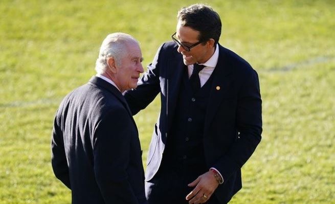 O Ryan Reynolds έφερε μέχρι και τον Βασιλιά στο Ρέξαμ