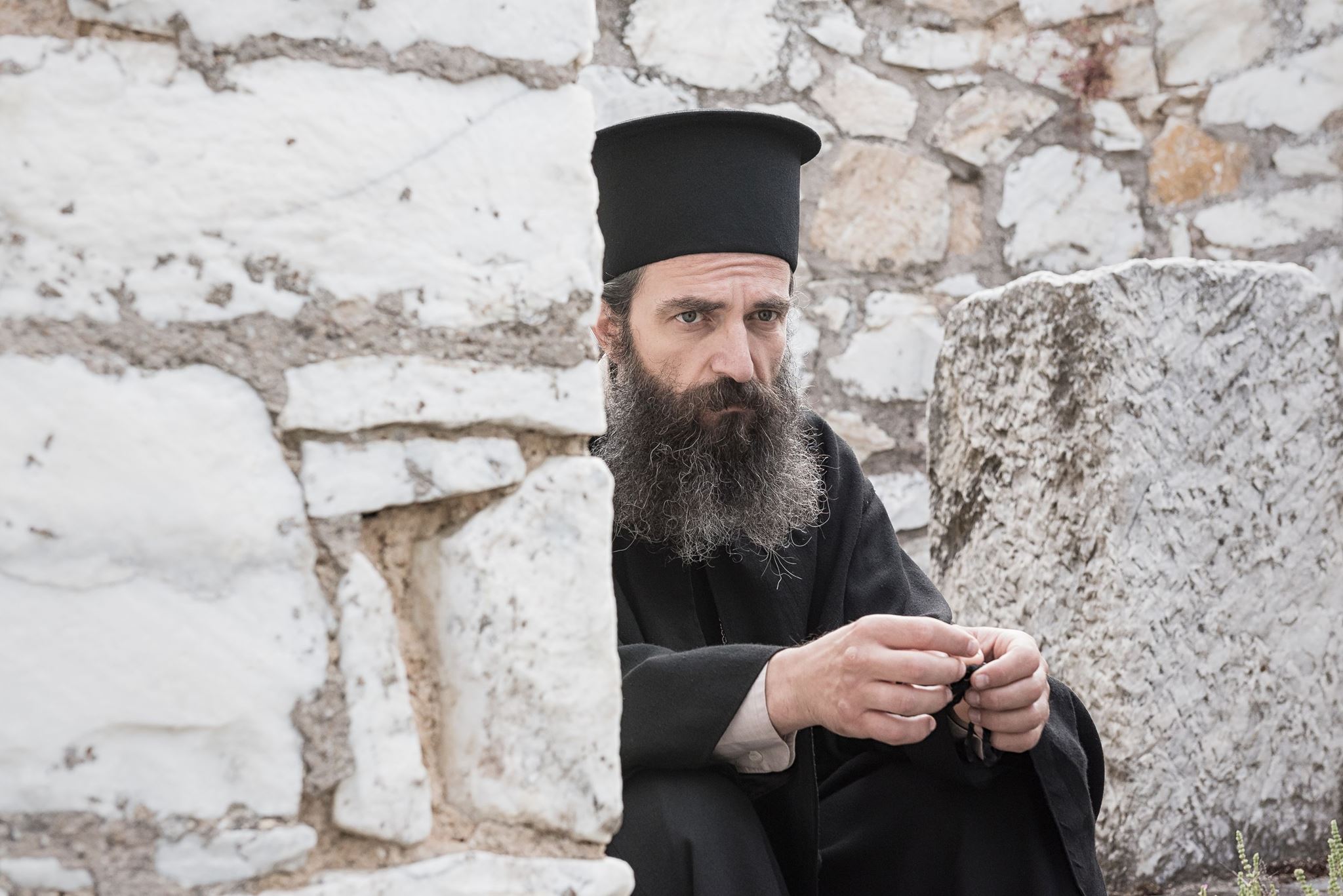 Πρώτη ματιά στο Man of God με Άρη Σερβετάλη και Mickey Rourke