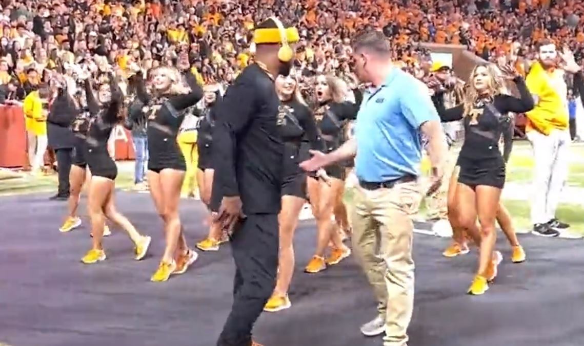 Viral ο 'σεκιουριτάς' που χορεύει με τσιρλίντερ