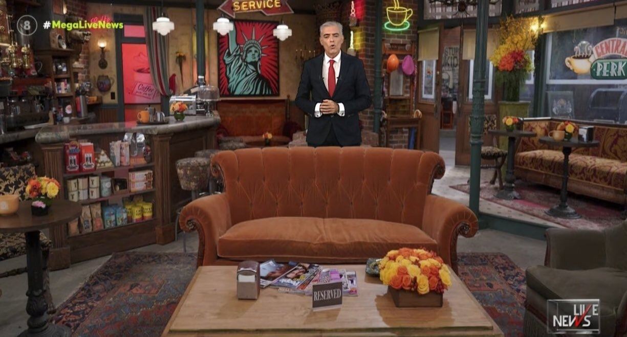 O Νίκος Ευαγγελάτος μπήκε στο Central Perk και το Twitter (ξε)τρελάθηκε