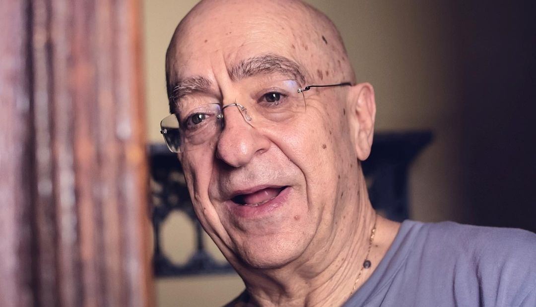 Μετά τη '10η Εντολή' και τον 'Κόκκινο Κύκλο', ο Πάνος Κοκκινόπουλος επιστρέφει με την 'Αλίκη στη Χώρα των Πτωμάτων'