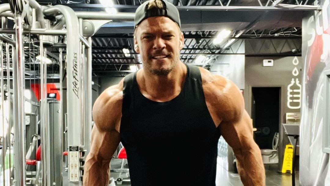 Χτίζοντας ανάγλυφο κορμί όπως αυτό του Alan Ritchson