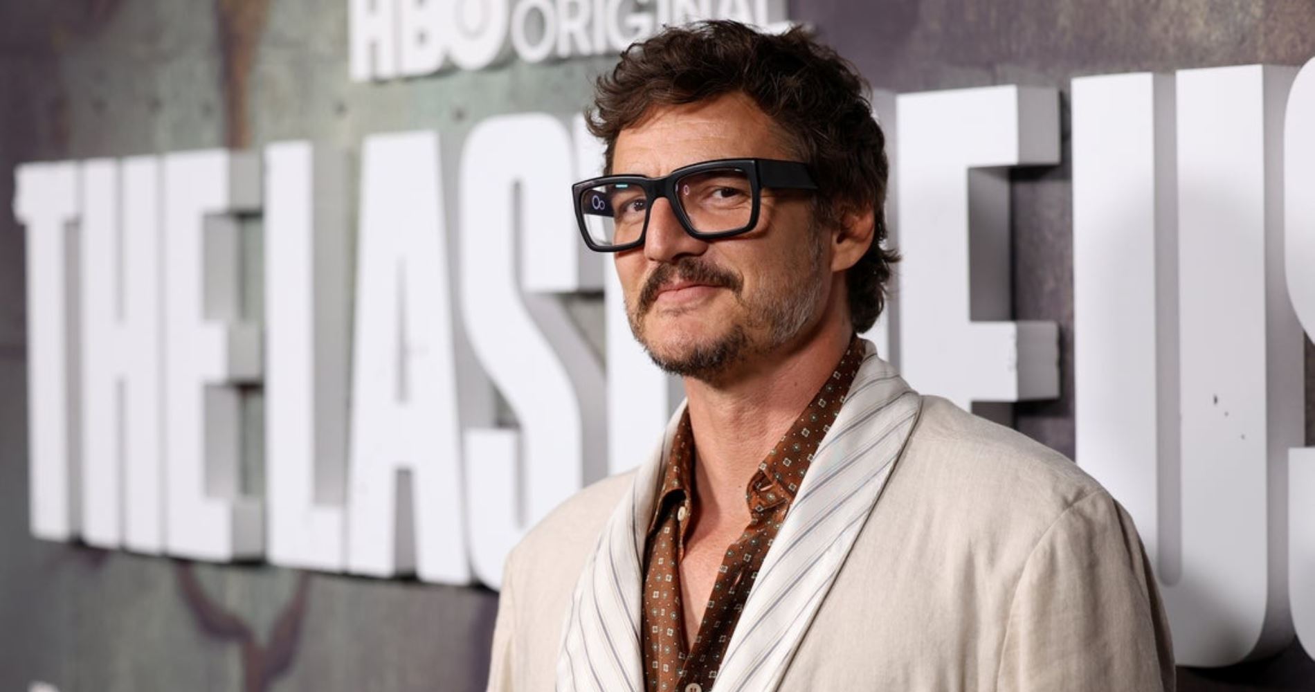 Βρήκαμε τα τέλεια -και κυρίως προσιτά- sneakers του Pedro Pascal