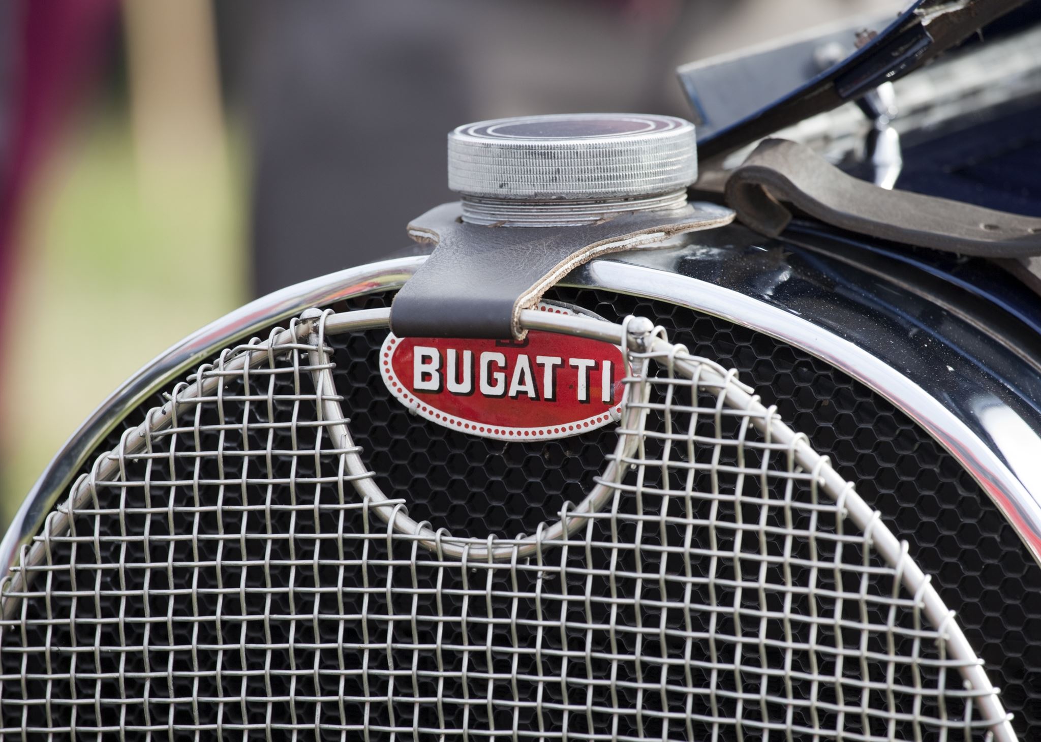 Η Bugatti μόλις αποκάλυψε την άγνωστη σχέση της με τον Alain Delon