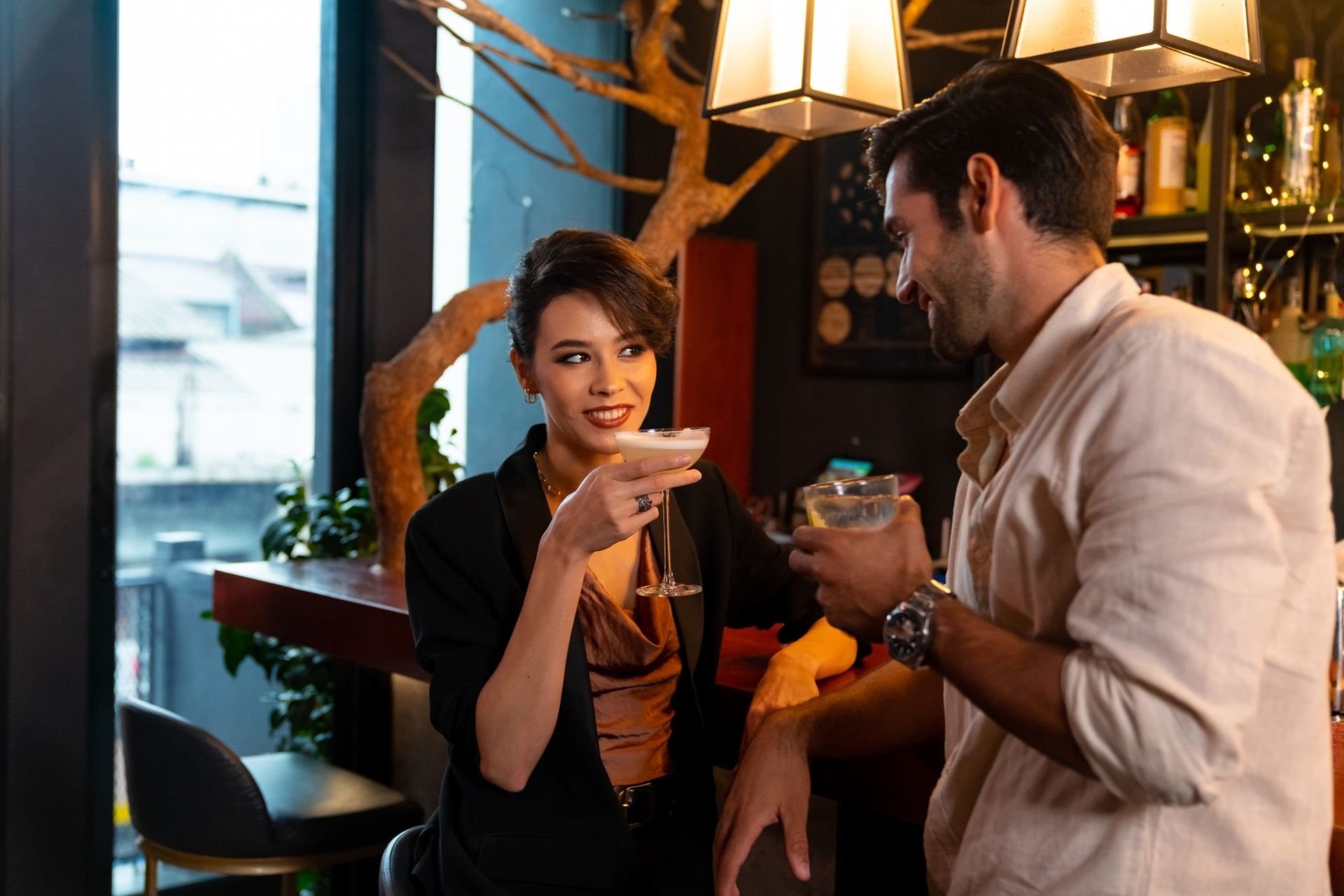 Αυτά είναι τα κρυφά σημάδια που στέλνεις χωρίς να το ξέρεις στο φλερτ