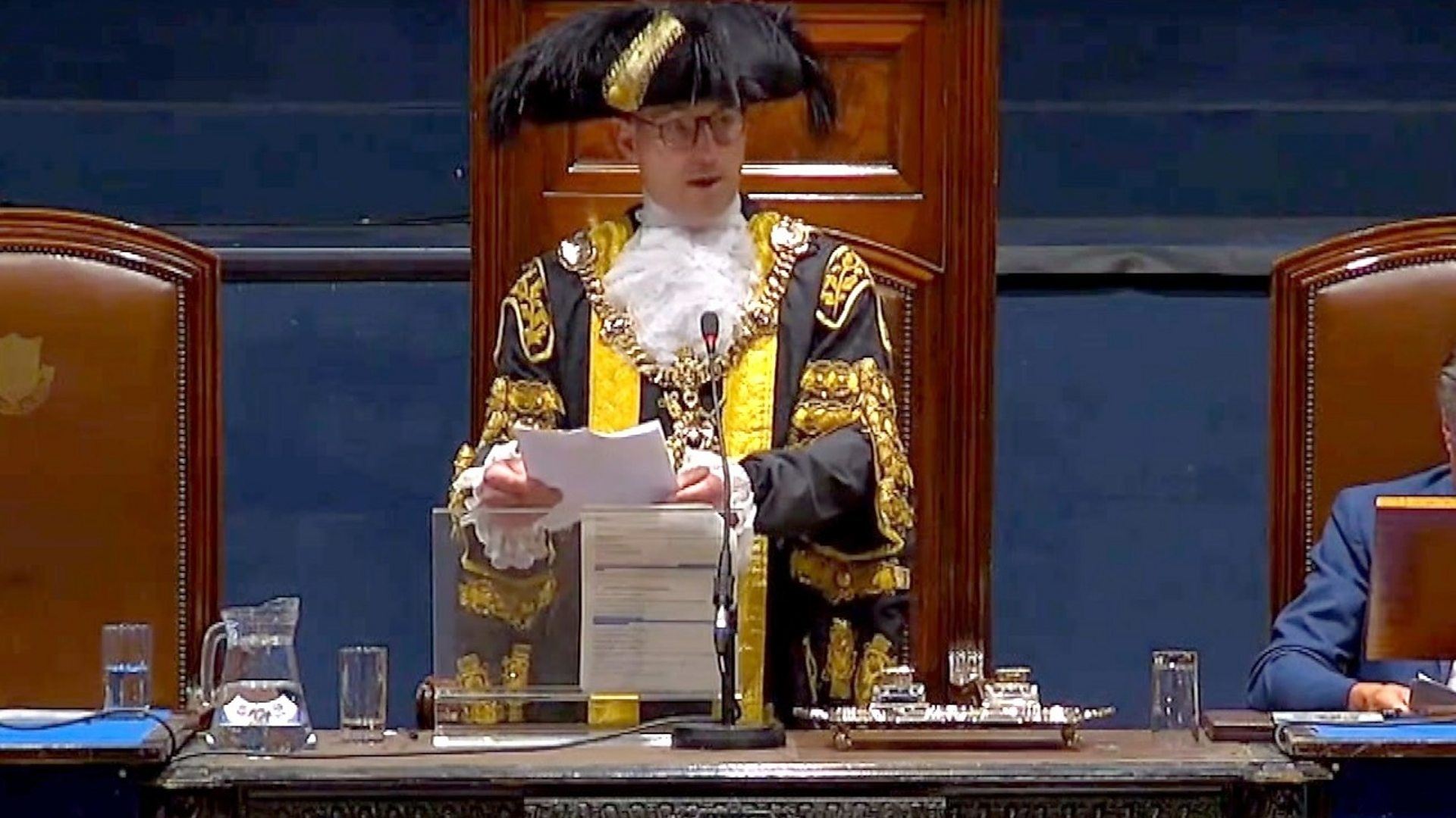 Υποκλινόμαστε στον δήμαρχο του Πόρτσμουθ που ανέλαβε καθήκοντα στα Κλίνγκον με Metallica στο φόντο