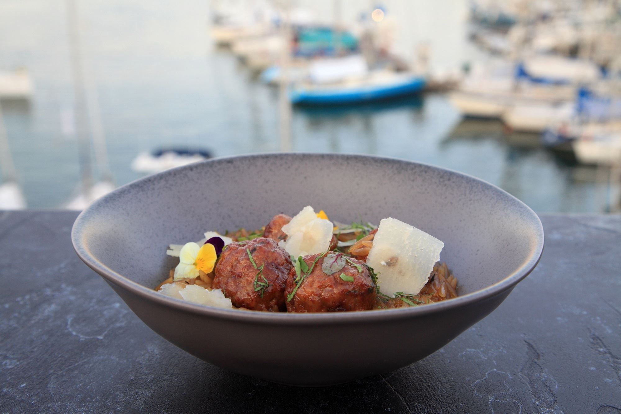 Bites & Wine: Εκεί το κρέας συνάντησε το Βαρούλκο