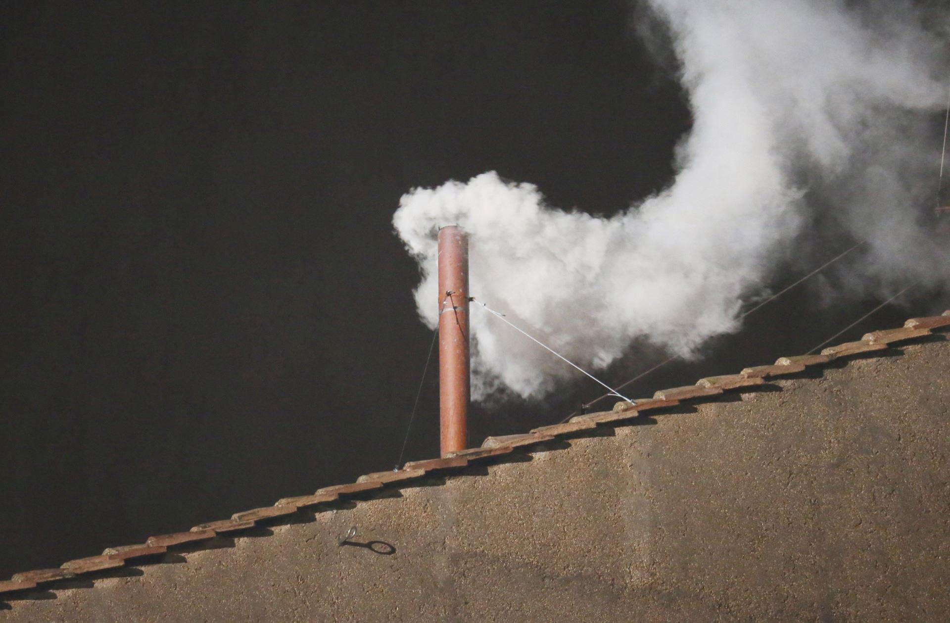 Κονκλάβιο: Πώς φτιάχνεται ο μαύρος και ο άσπρος καπνός