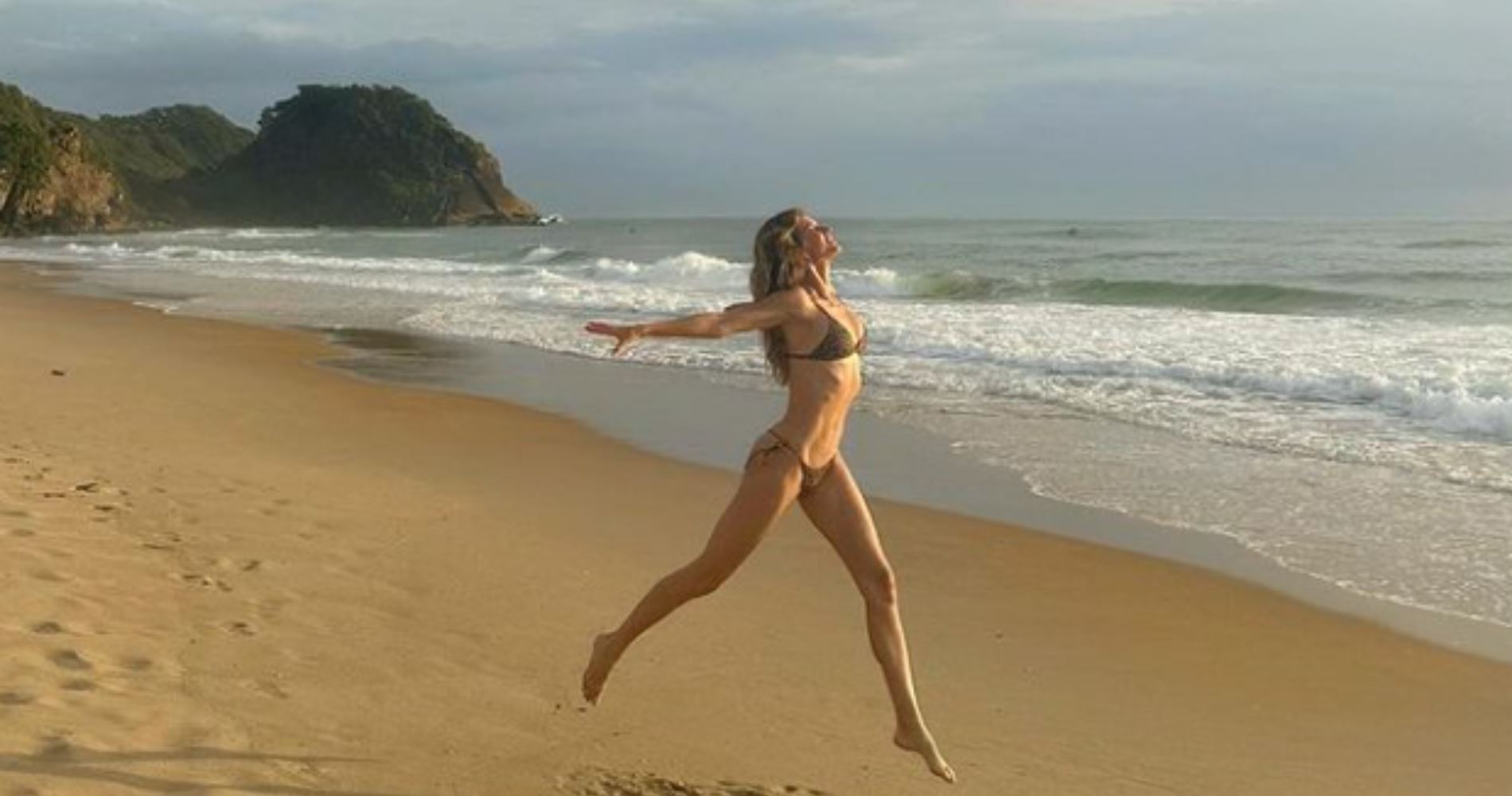 Gisele με μπικίνι στην παραλία Νοέμβριο μήνα ή αλλιώς καλοκαίρι για πάντα