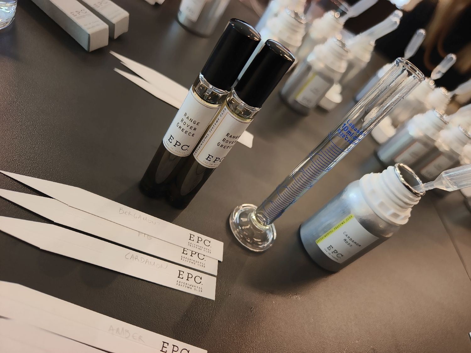 Δημιουργήσαμε τα δικά μας αρώματα στο ειδικό Perfume Blending Masterclass της EPC και της Range Rover