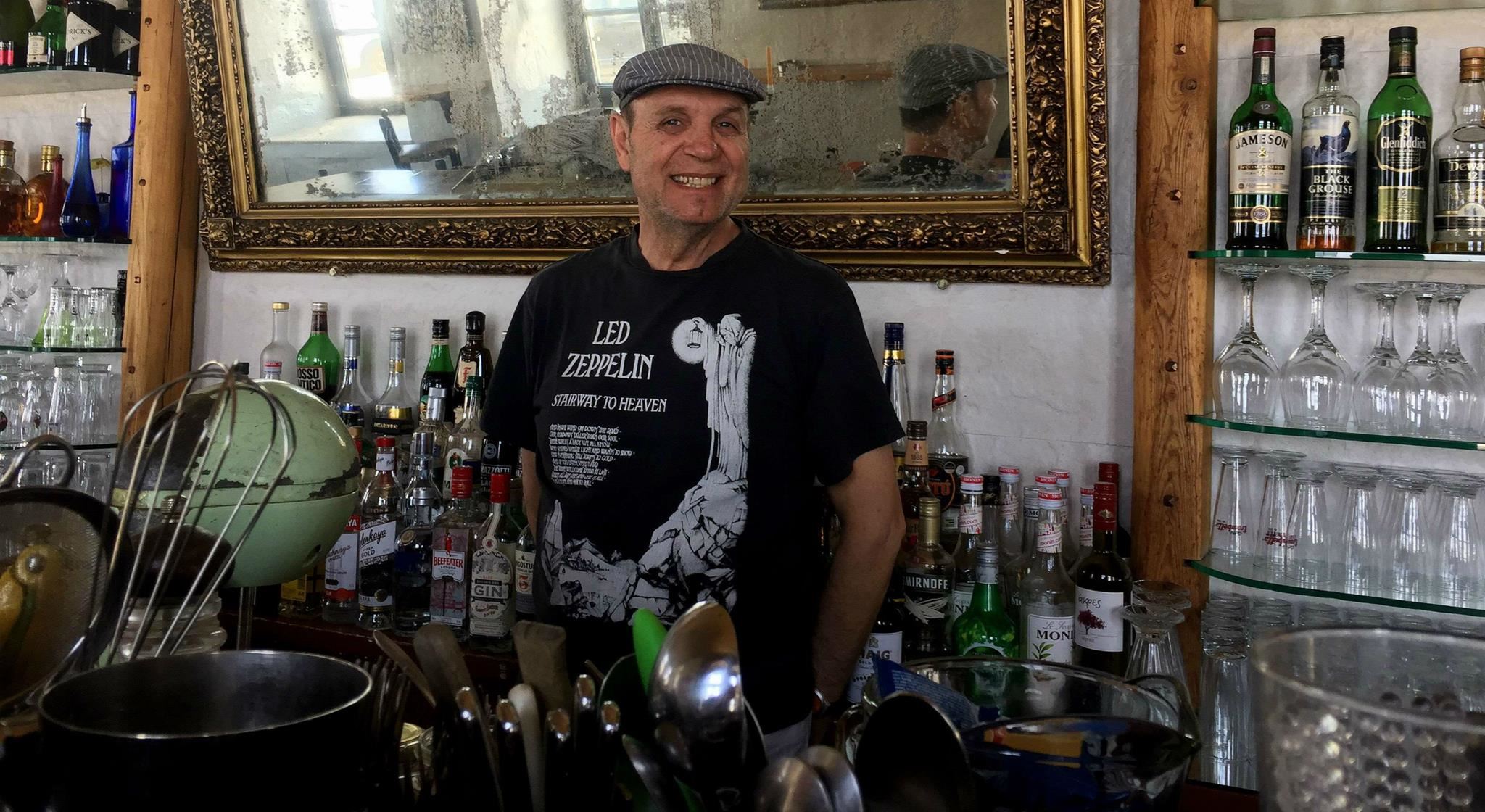 Ο πιο παλιός μπάρμαν των Κυκλάδων είναι ένας πραγματικός Κουρσάρος της νύχτας