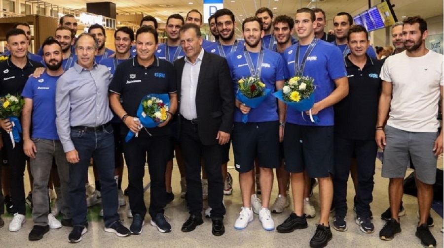 H αποθέωση της Εθνικής Ομάδας πόλο στο αεροδρόμιο ήταν δίκαιη και έγινε πράξη