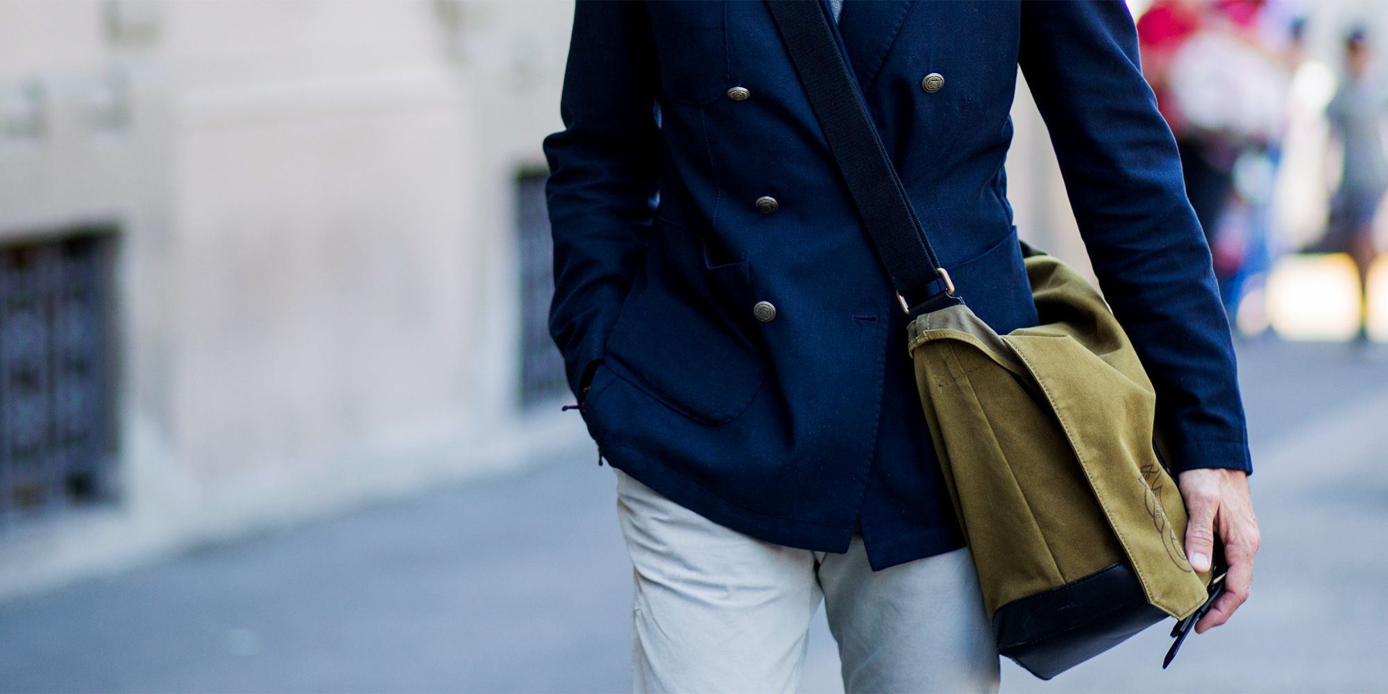 Η τσάντα ταχυδρόμου δεν έφυγε ποτέ από τη μόδα