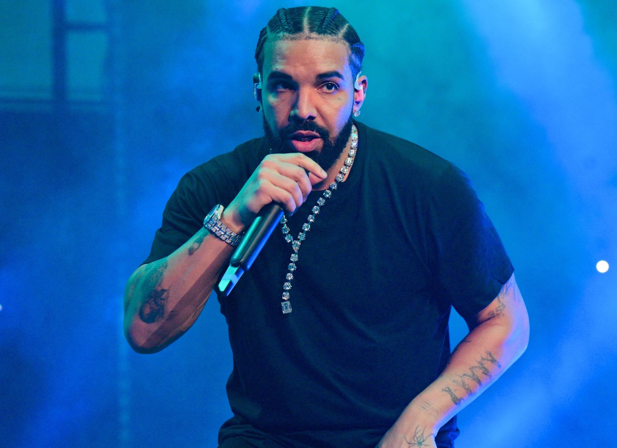 Ο Drake έπαθε Snoop Dogg και δέχεται τρολάρισμα