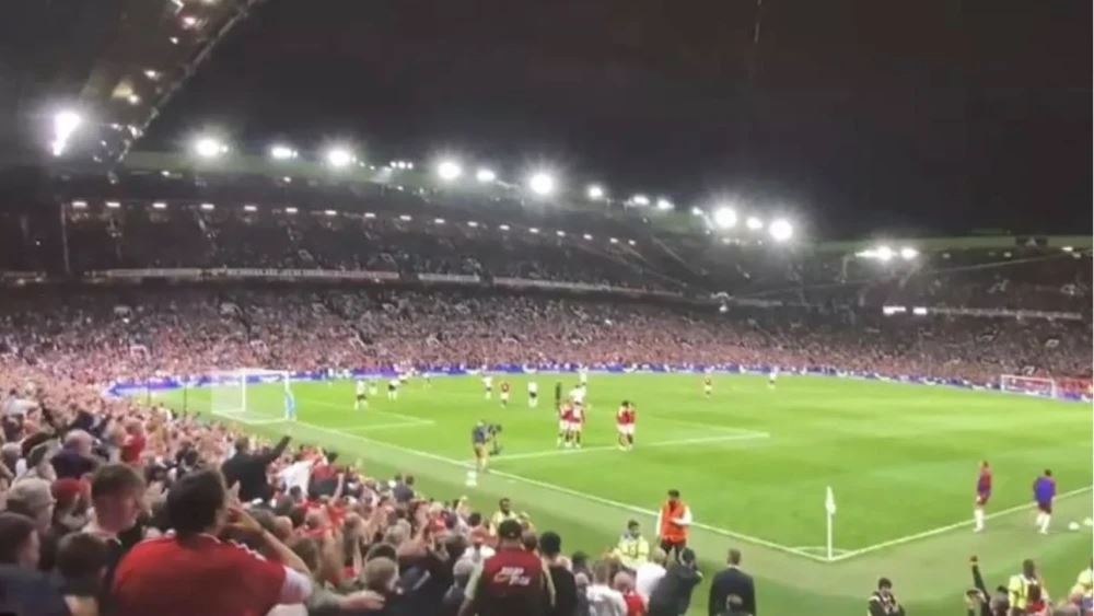 Σε αυτό το μπαρ, βλέπεις μπάλα σα να είσαι μέσα στο γήπεδο