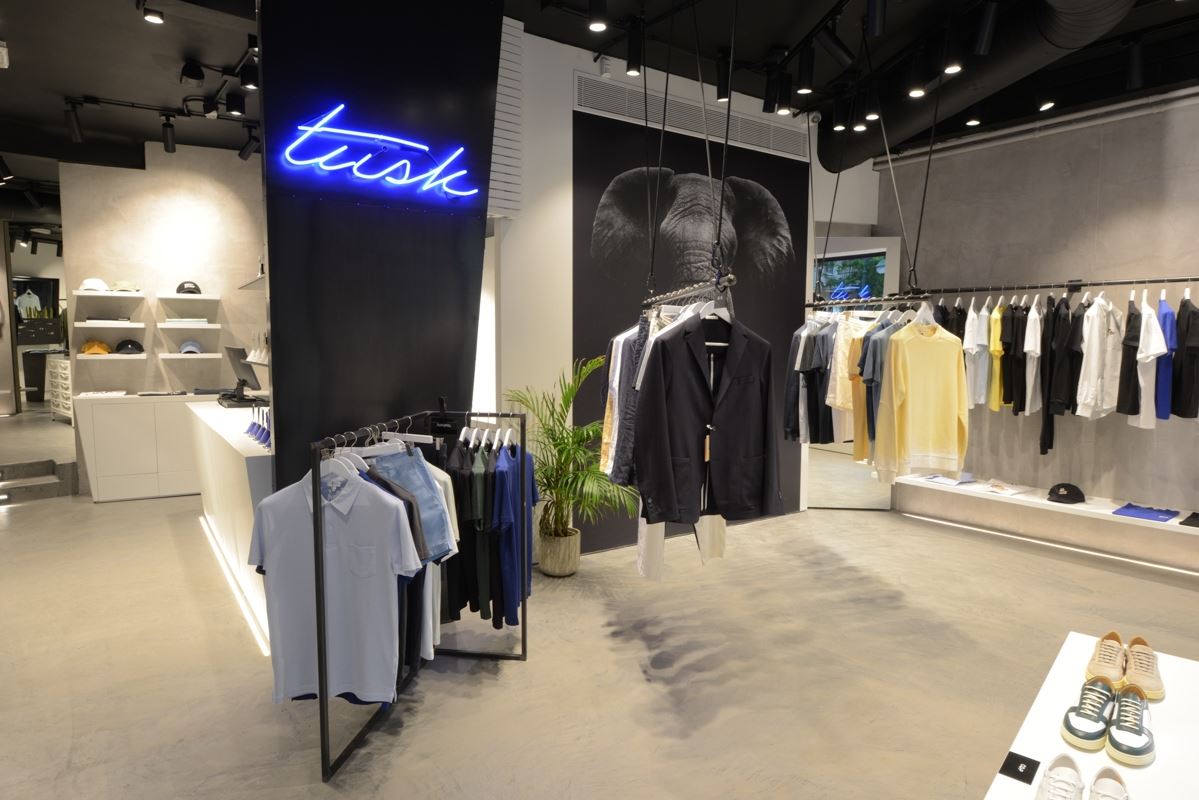 Η πρεσβεία του smart casual επιστρέφει στο Κολωνάκι