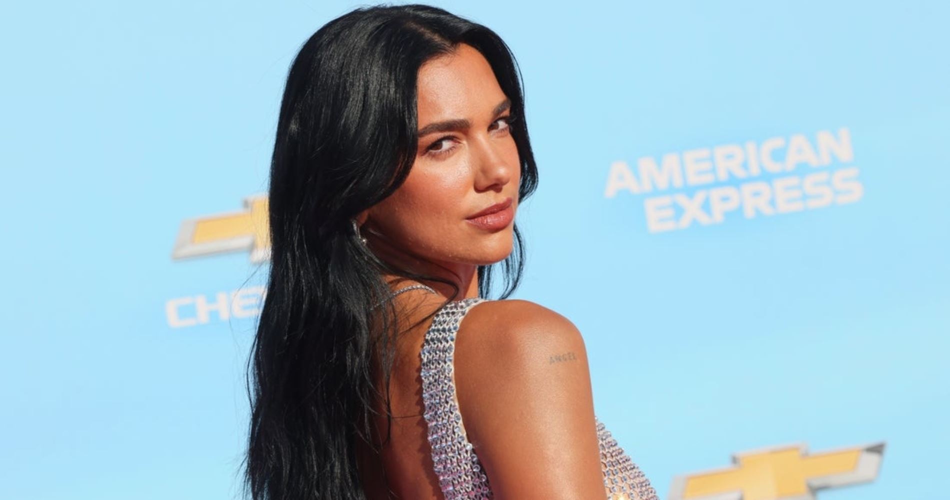 H Dua Lipa και το ημιδιάφανο φόρεμά της είναι ό,τι πιο σέξι είδαμε τελευταία