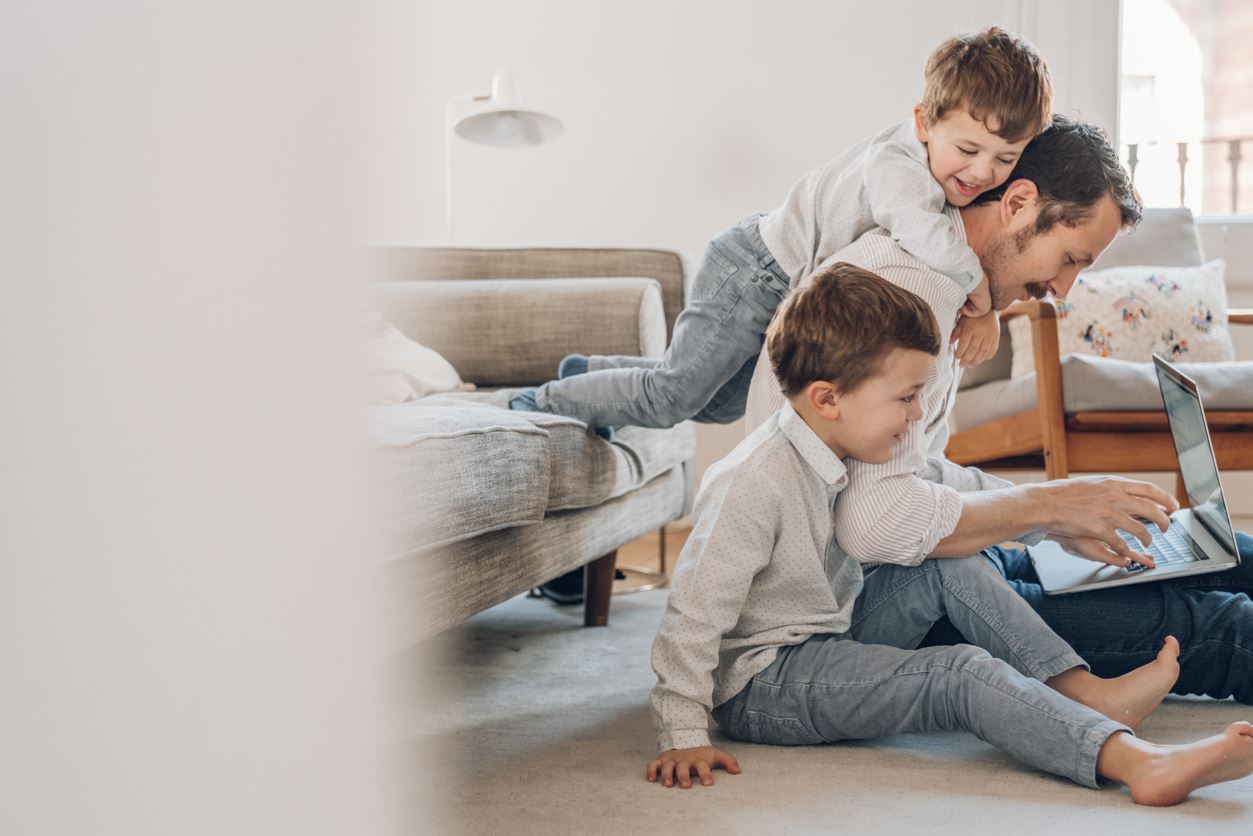 Οι αρνητικές συνέπειας της τηλεργασίας στην οικογένεια