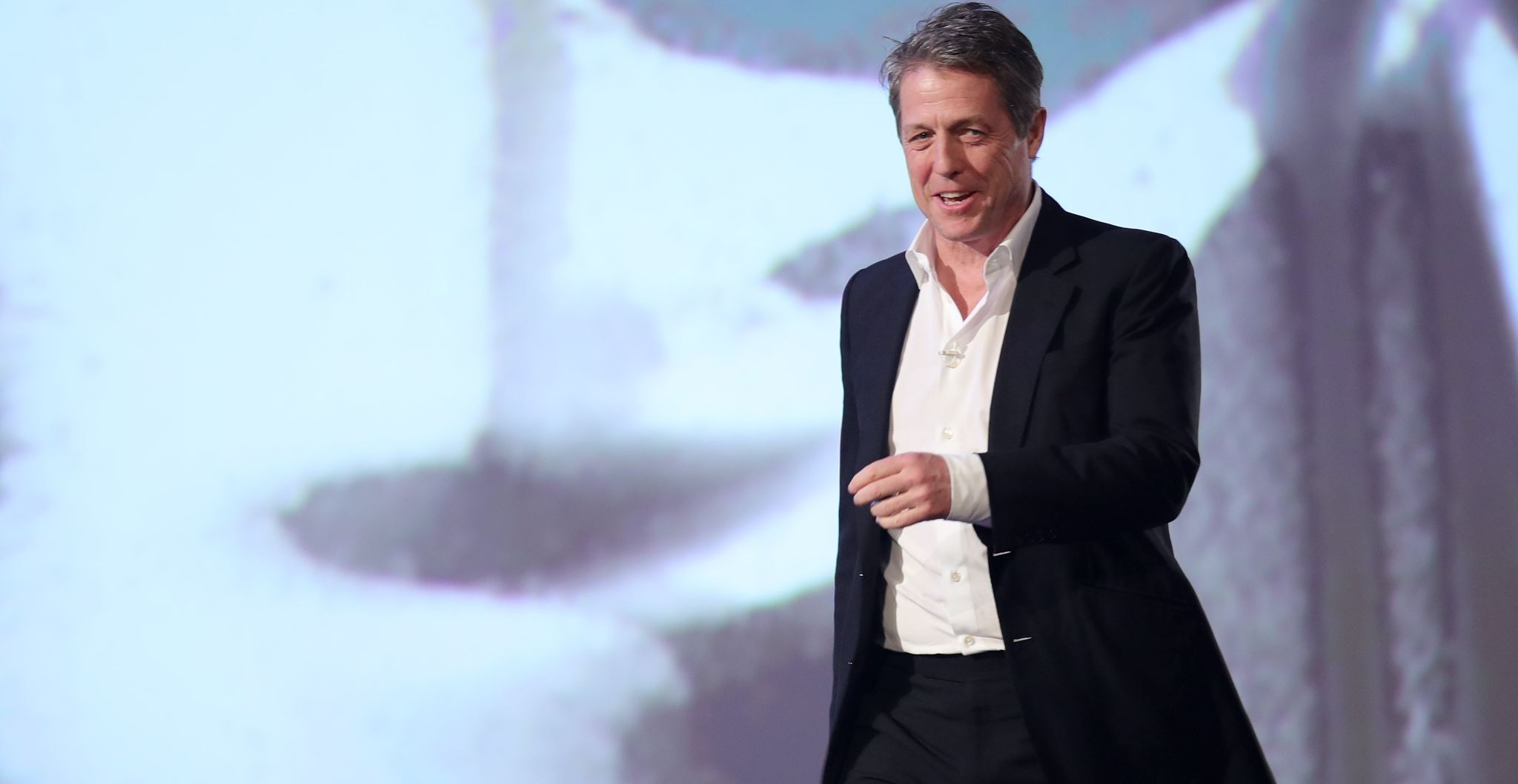 Ο νέος, ᾽θεϊκός᾽ ρόλος του Hugh Grant στο Netflix