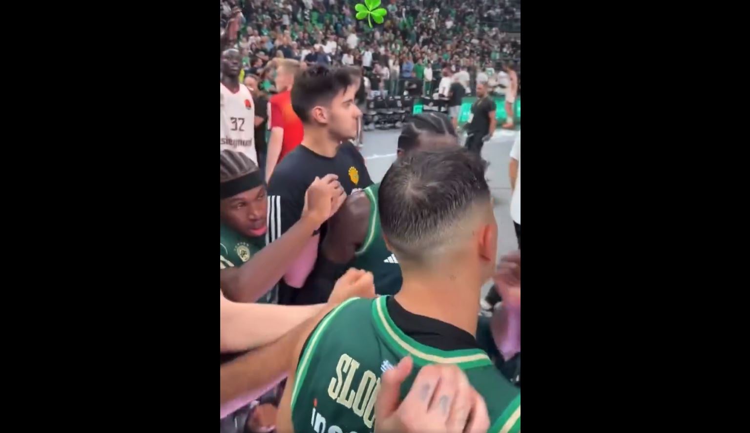 Ο Γκέμπριελ μας έδωσε το blooper της χρονιάς-Πήγε να κάνει "ζντο" με τους πρώην συμπαίκτες του