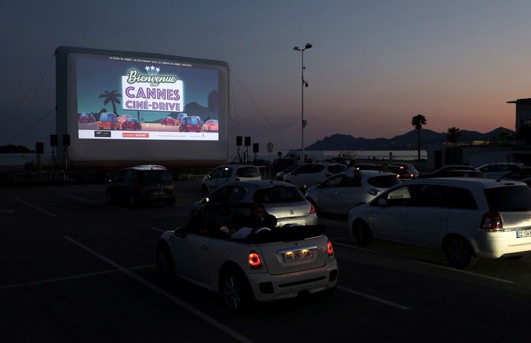 Το πάρκινγκ του Φεστιβάλ των Καννών έγινε drive in cinema
