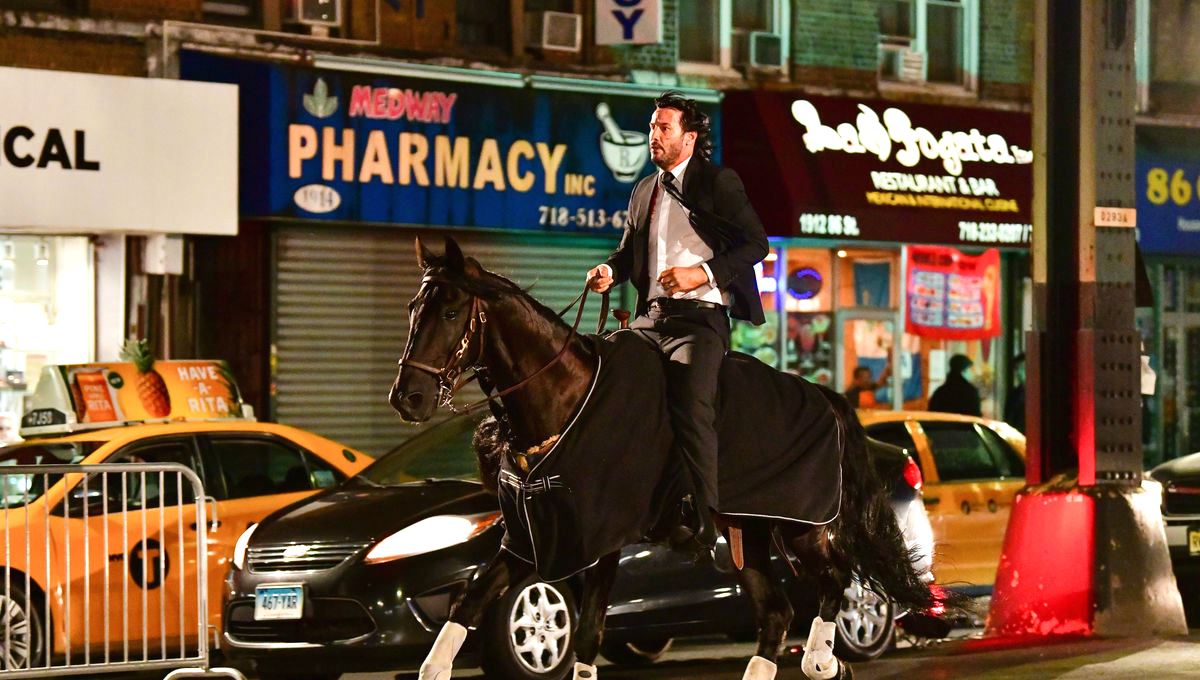 Τίποτα σπουδαίο, απλά ο Keanu Reeves έκανε βόλτες με άλογο στη Νέα Υόρκη