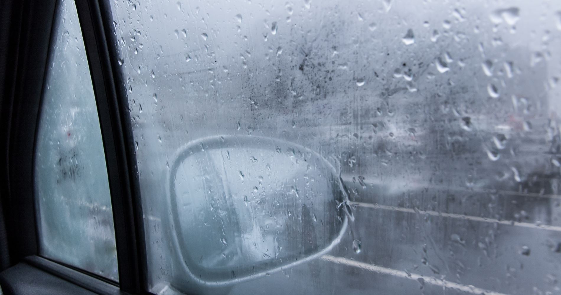 Πώς ξεθολώνει το παρμπρίζ του αυτοκινήτου μέσα σε 10 δευτερόλεπτα, σύμφωνα με το TikTok