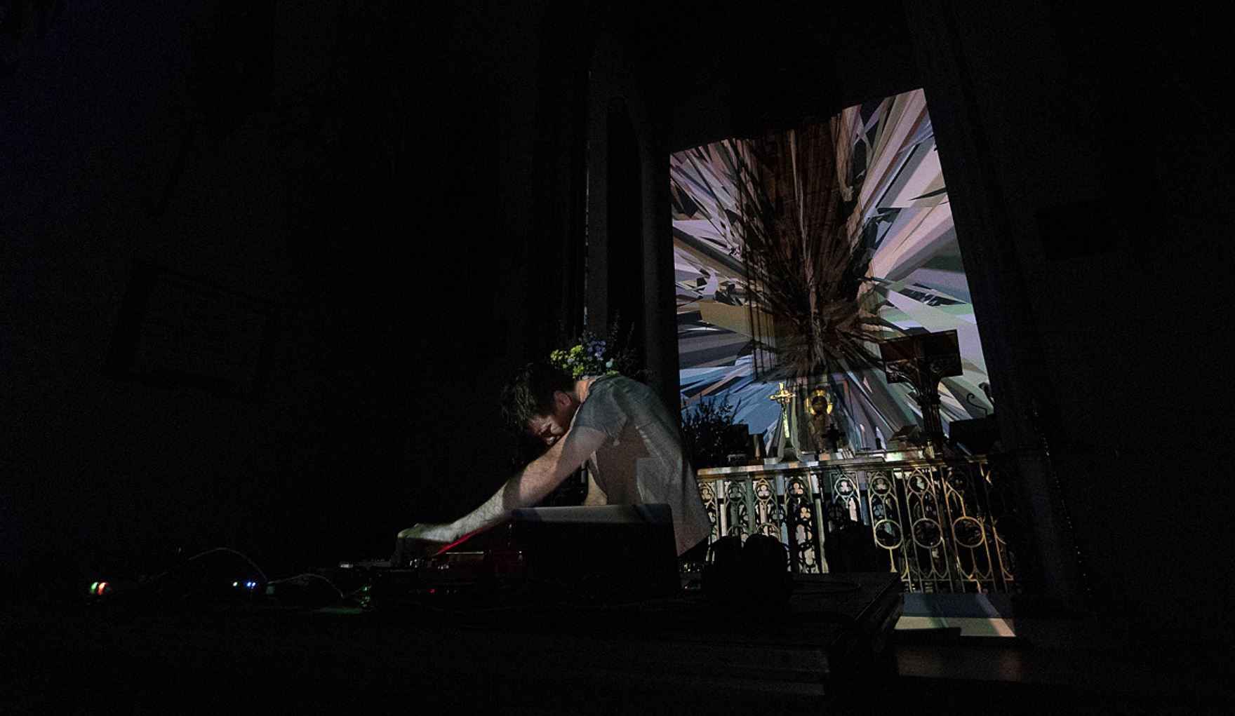 Τι δουλειά έχει η ηλεκτρονική μουσική σε μία Αγγλικανική εκκλησία του 19ου αιώνα;