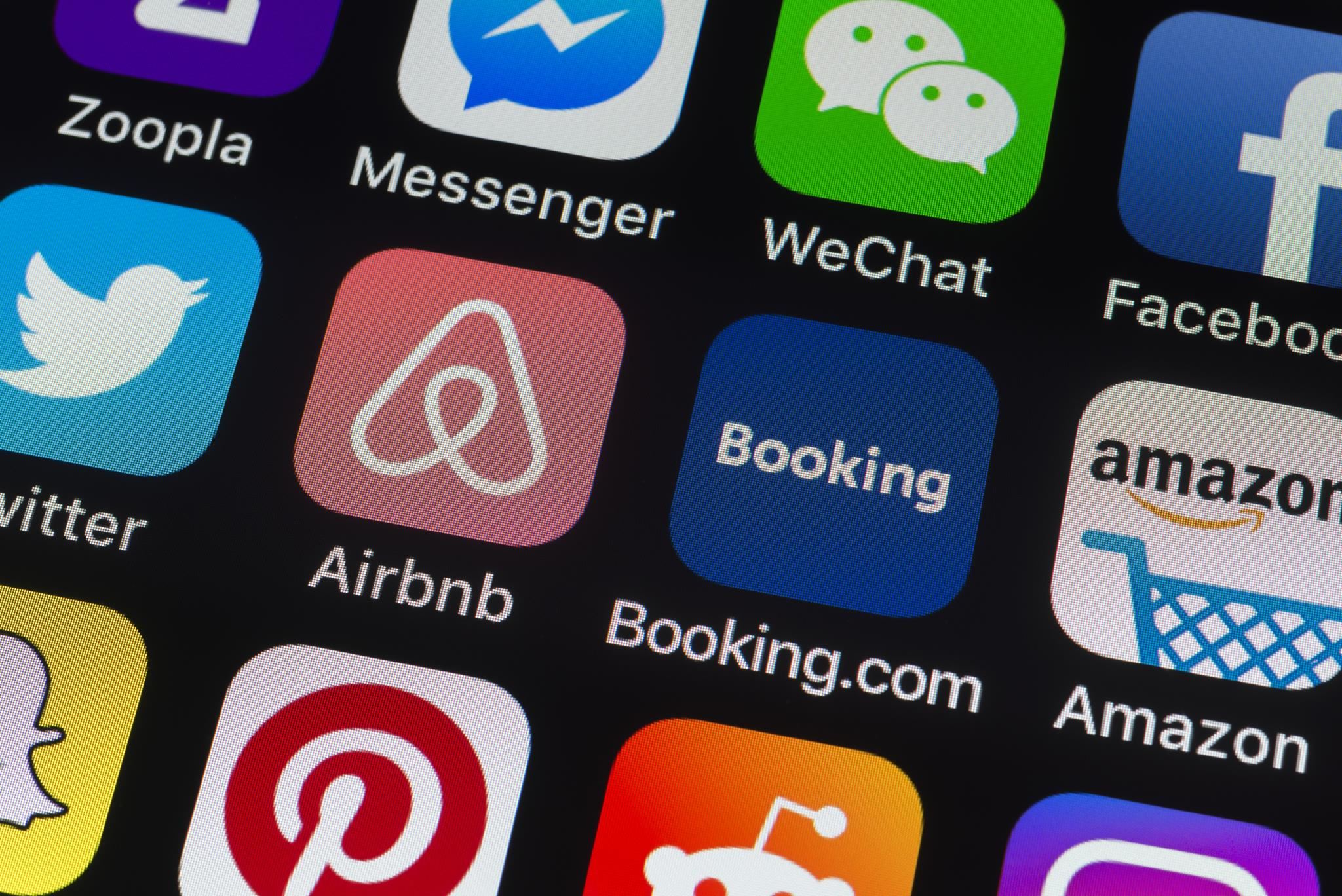 Πώς οι τρεις ιδρυτές της Airbnb διπλασίασαν τις περιουσίες τους σε μία ημέρα