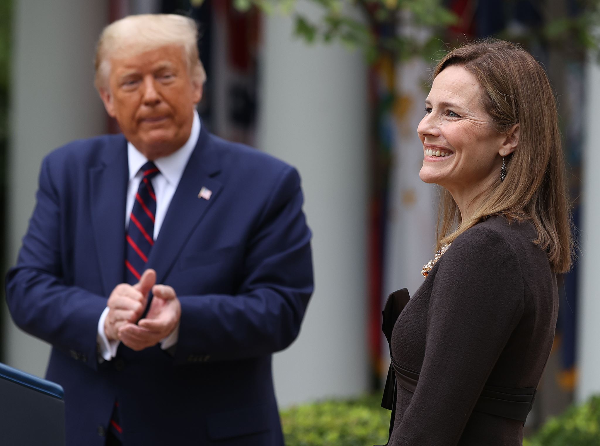 Η Amy Coney Barrett είναι η εκλεκτή του Donald Trump για τη θέση της RBG