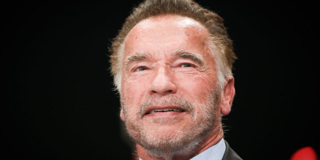 Εν τω μεταξύ, κάποιος επιτέθηκε με εναέρια κλωτσιά στον Arnold Schwarzenegger