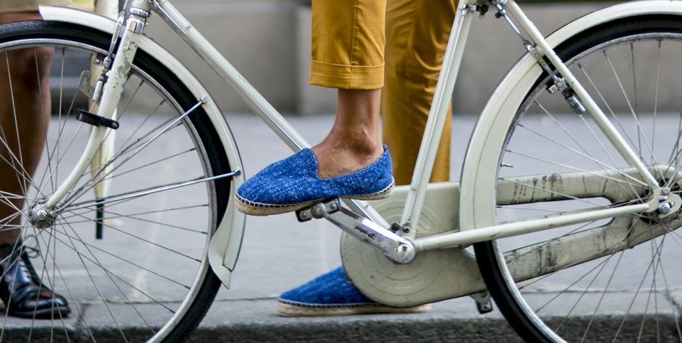 Τα αντρικά καλοκαιρινά παπούτσια πέρα από τα sneakers